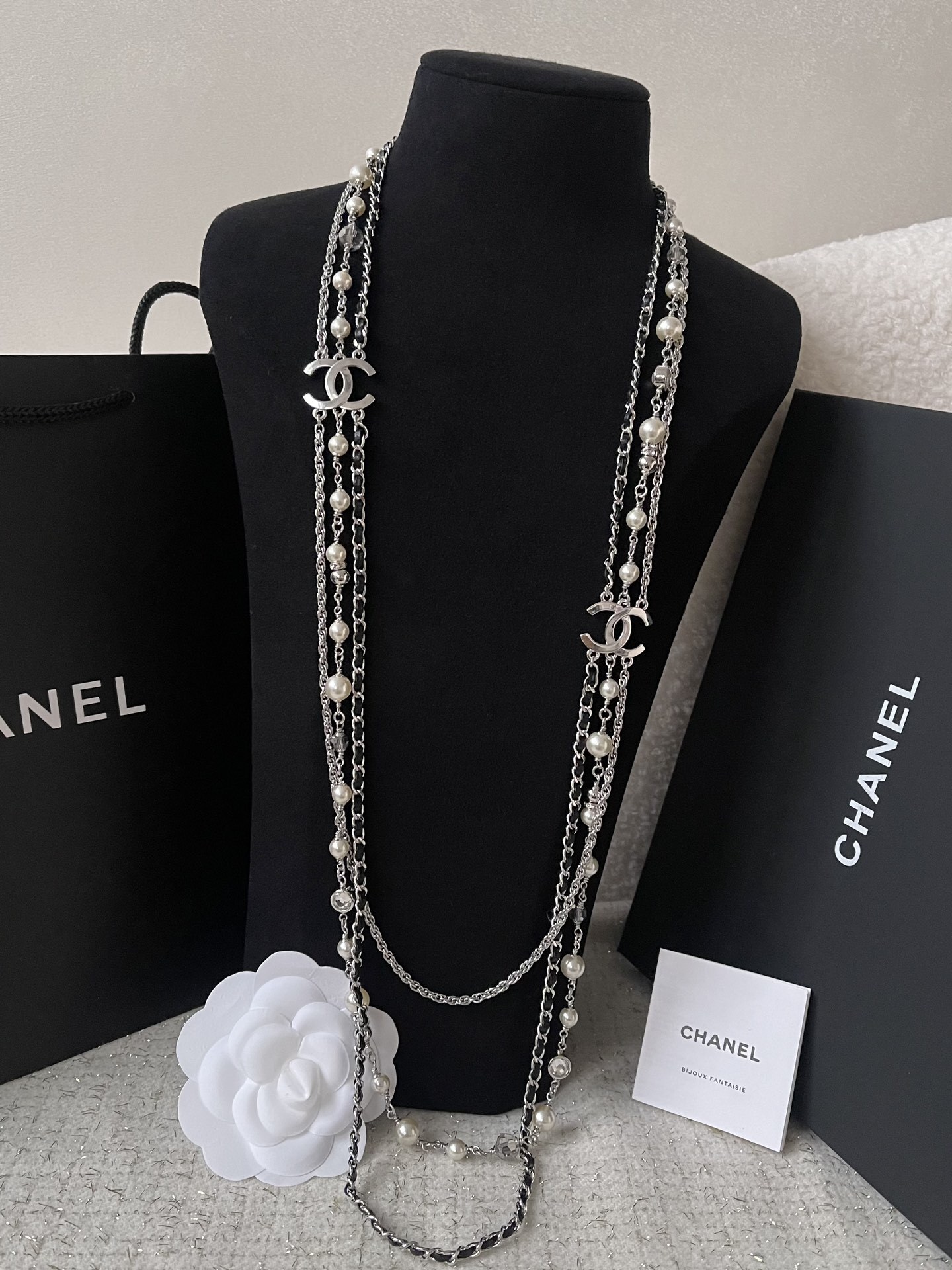 Elegant Chanel CC Logo Long Multi-Strand Pearl Necklace - Silver