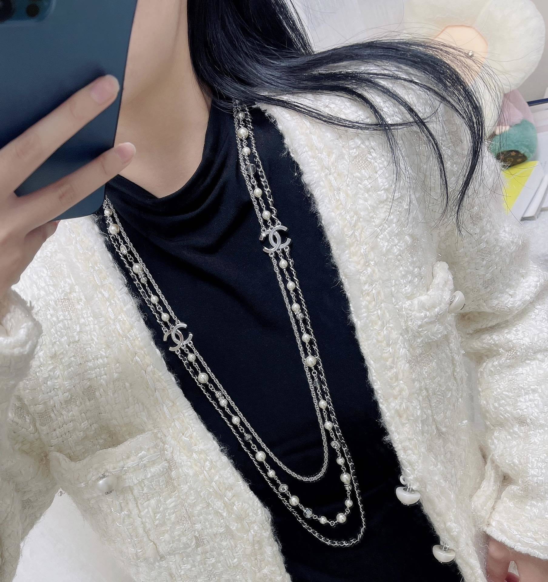 Elegant Chanel CC Logo Long Multi-Strand Pearl Necklace – Silver