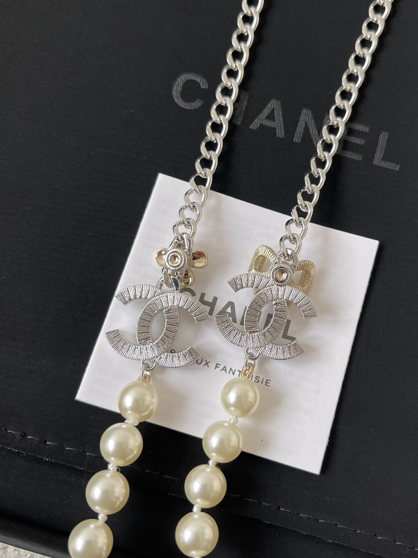Luxury CC Logo Pearl Necklace with Crystal Bow and Flower Charms