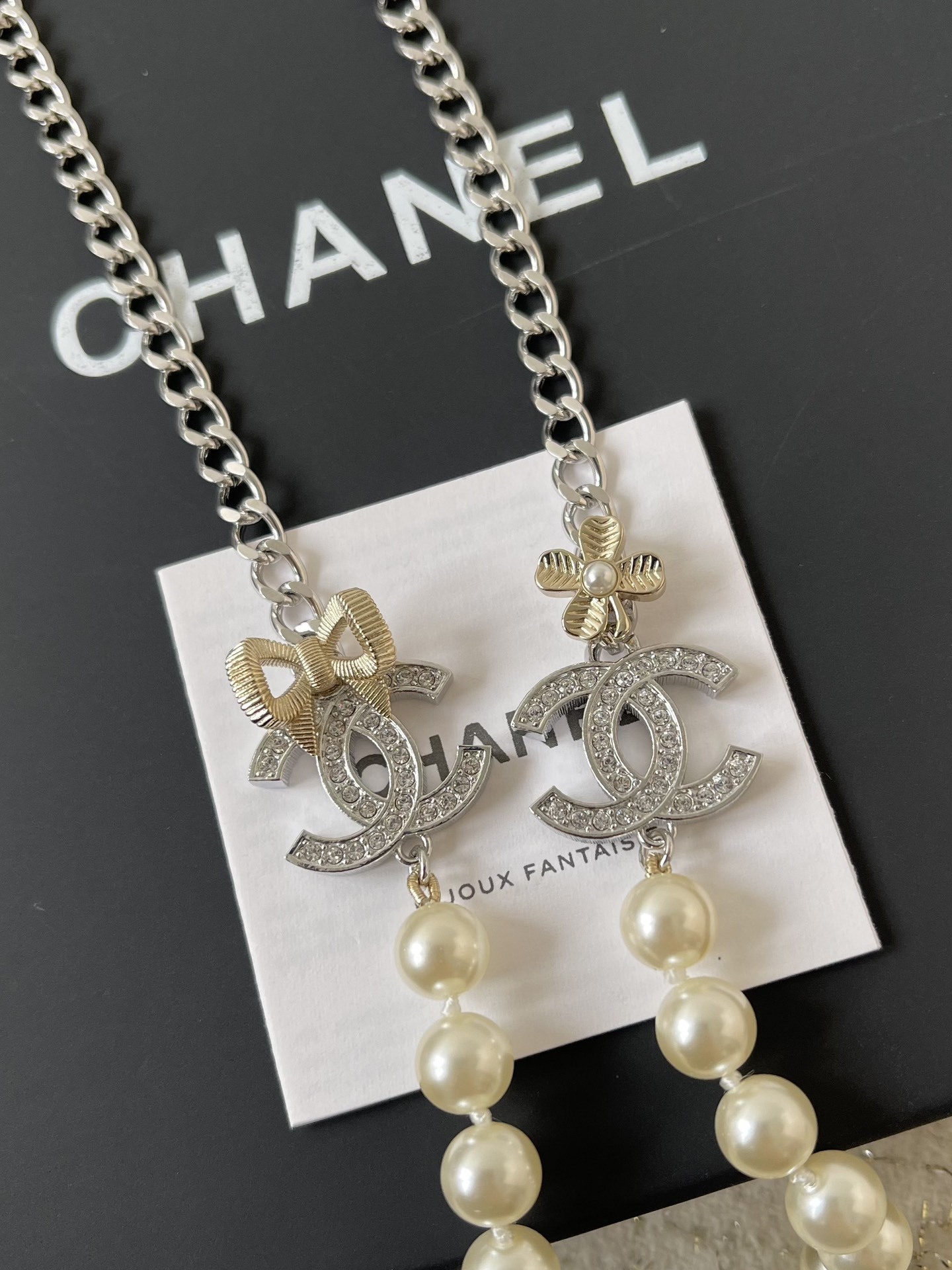 Luxury CC Logo Pearl Necklace with Crystal Bow and Flower Charms