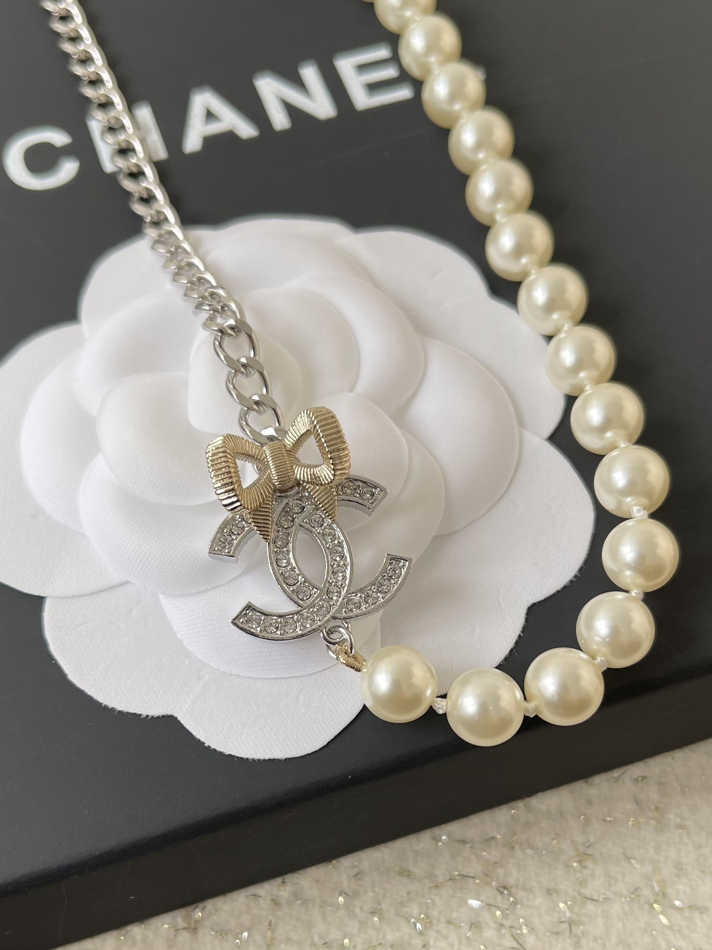 Luxury CC Logo Pearl Necklace with Crystal Bow and Flower Charms