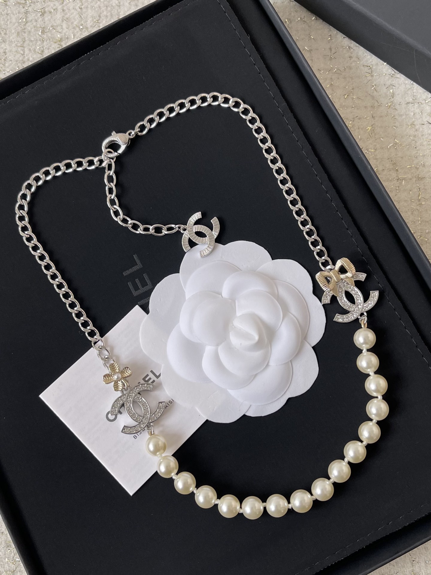 Luxury CC Logo Pearl Necklace with Crystal Bow and Flower Charms