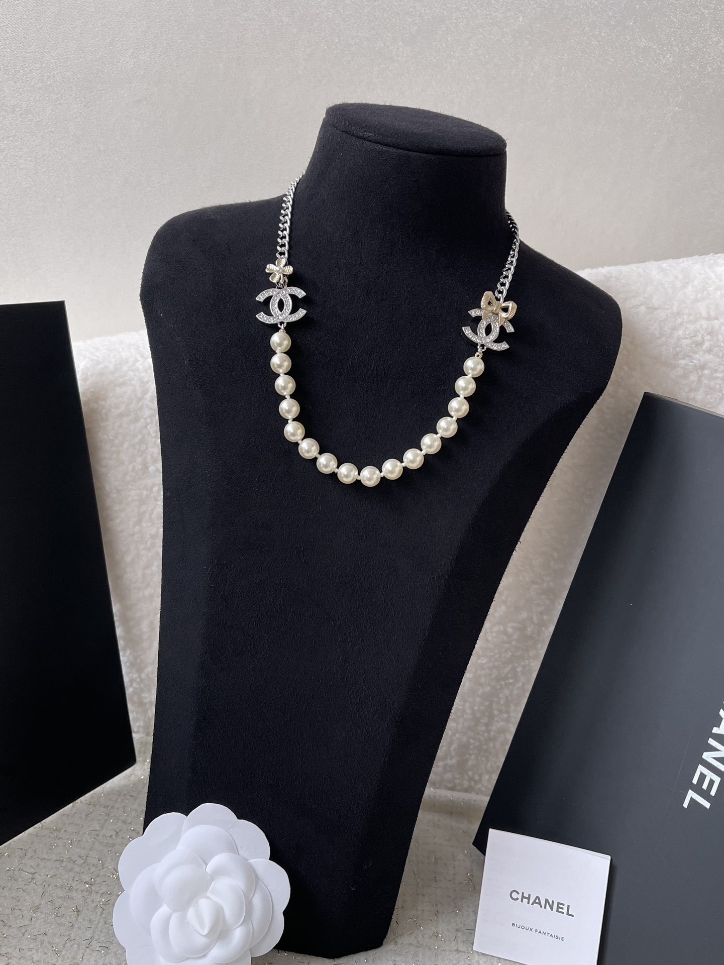 Luxury CC Logo Pearl Necklace with Crystal Bow and Flower Charms