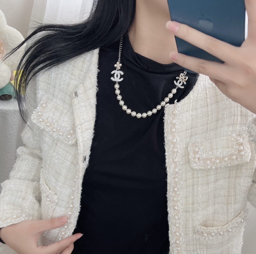 Luxury CC Logo Pearl Necklace with Crystal Bow and Flower Charms