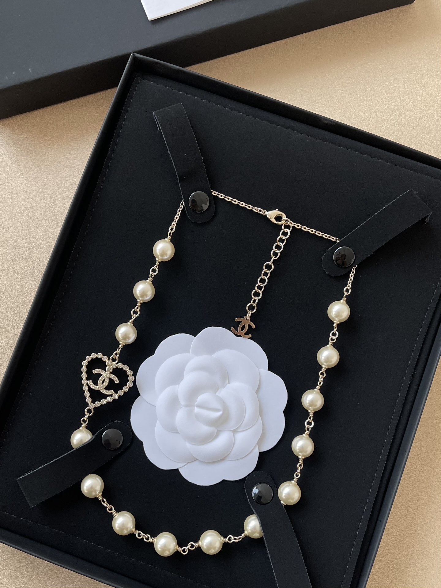 Luxury Heart Pearl Necklace with Crystal CC Logo Elegant Jewelry