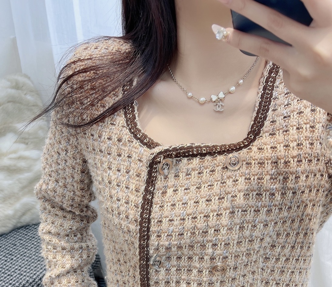 Luxury Gold CC Logo Necklace with Pearl Bow Pendant - Elegant Gift