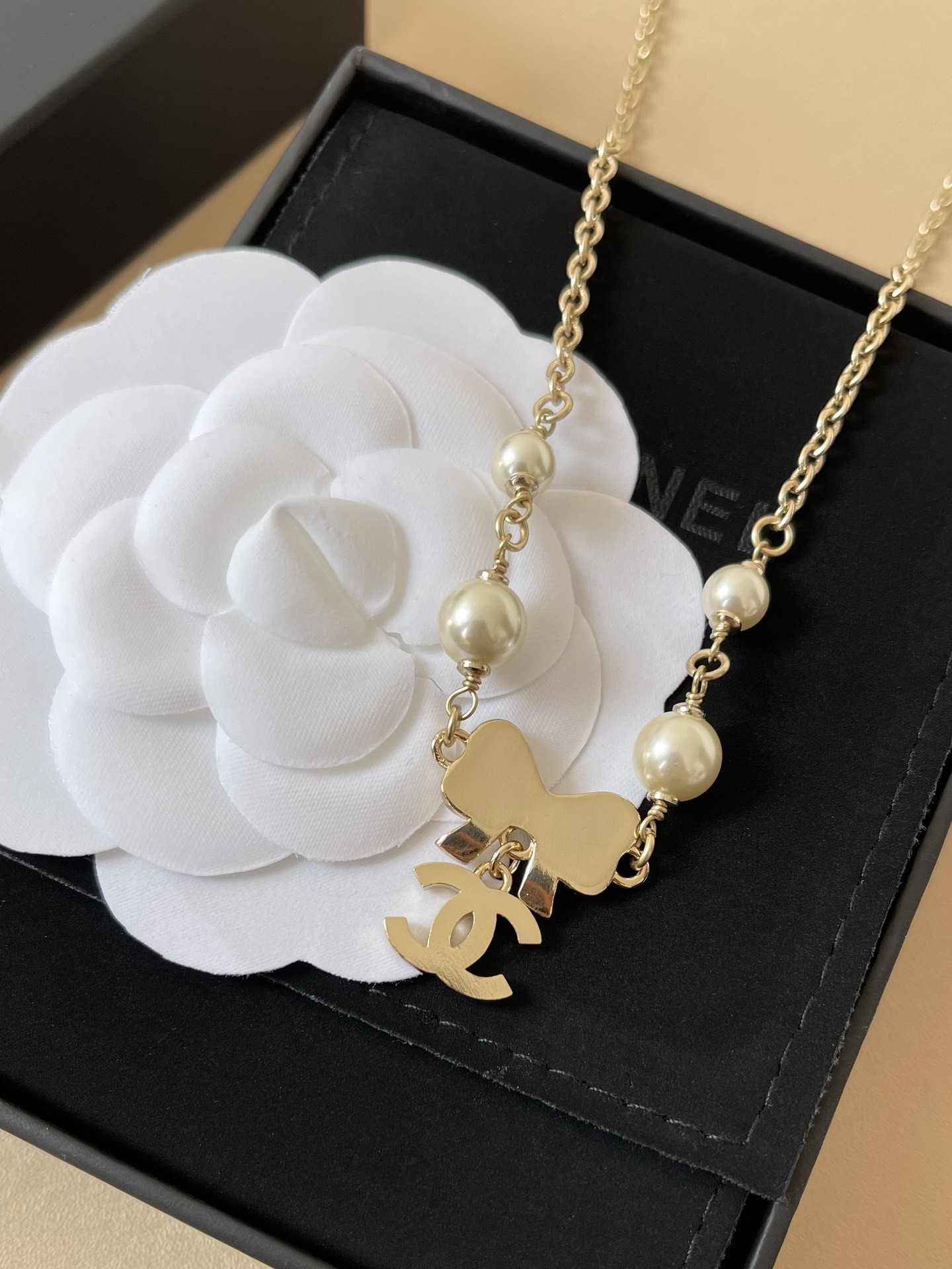 Luxury Gold CC Logo Necklace with Pearl Bow Pendant - Elegant Gift