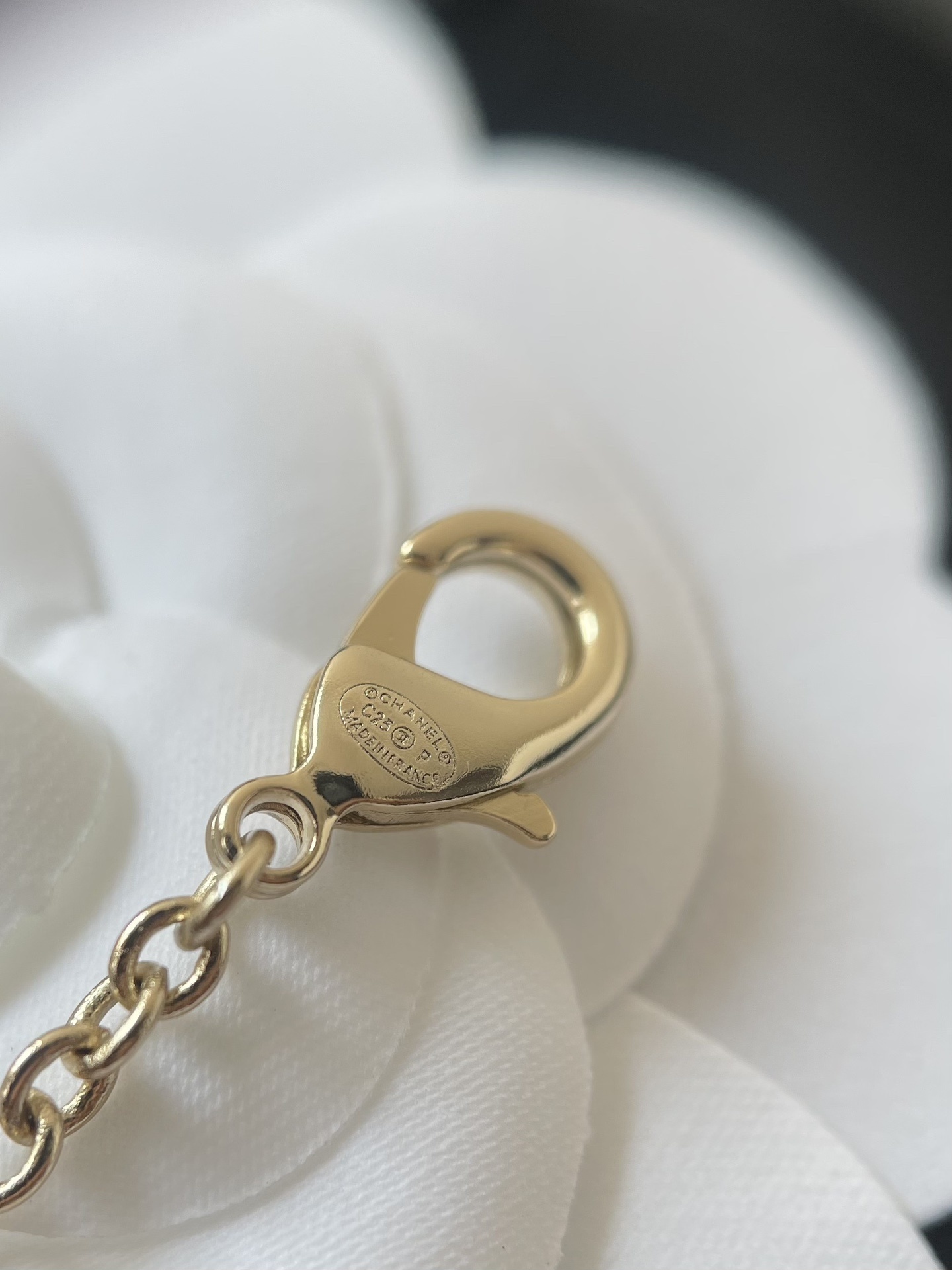 Luxury Gold CC Logo Necklace with Pearl Bow Pendant - Elegant Gift