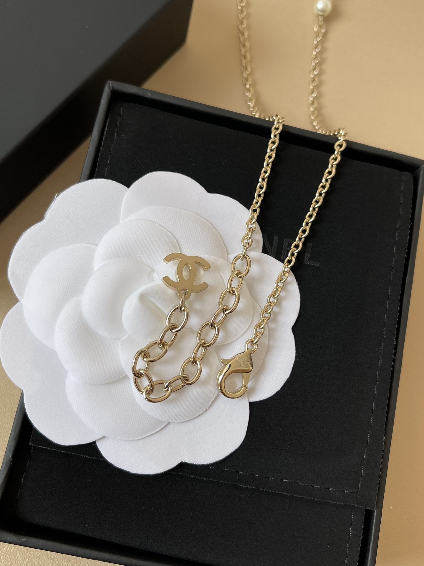 Luxury Gold CC Logo Necklace with Pearl Bow Pendant - Elegant Gift