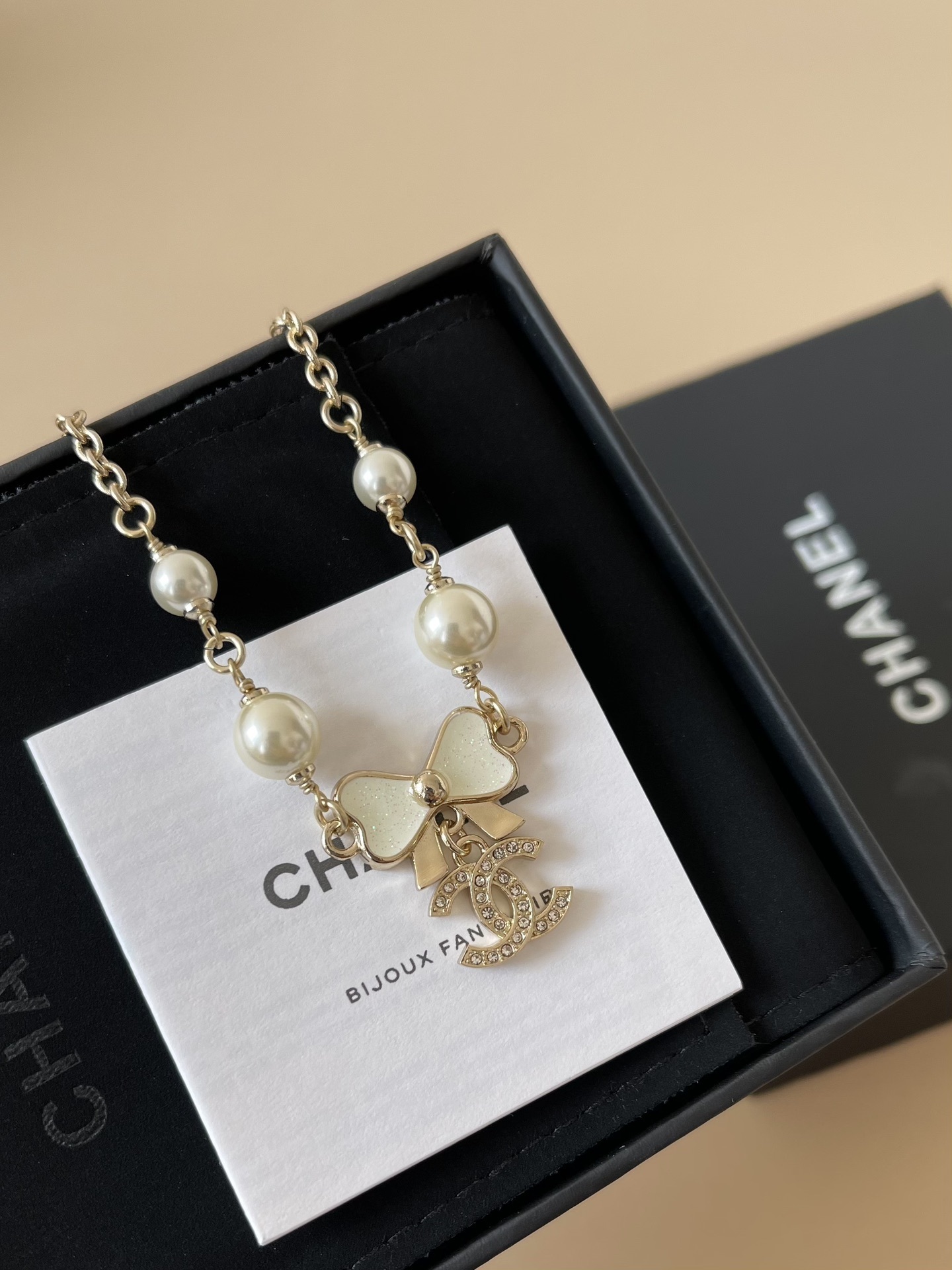 Luxury Gold CC Logo Necklace with Pearl Bow Pendant - Elegant Gift