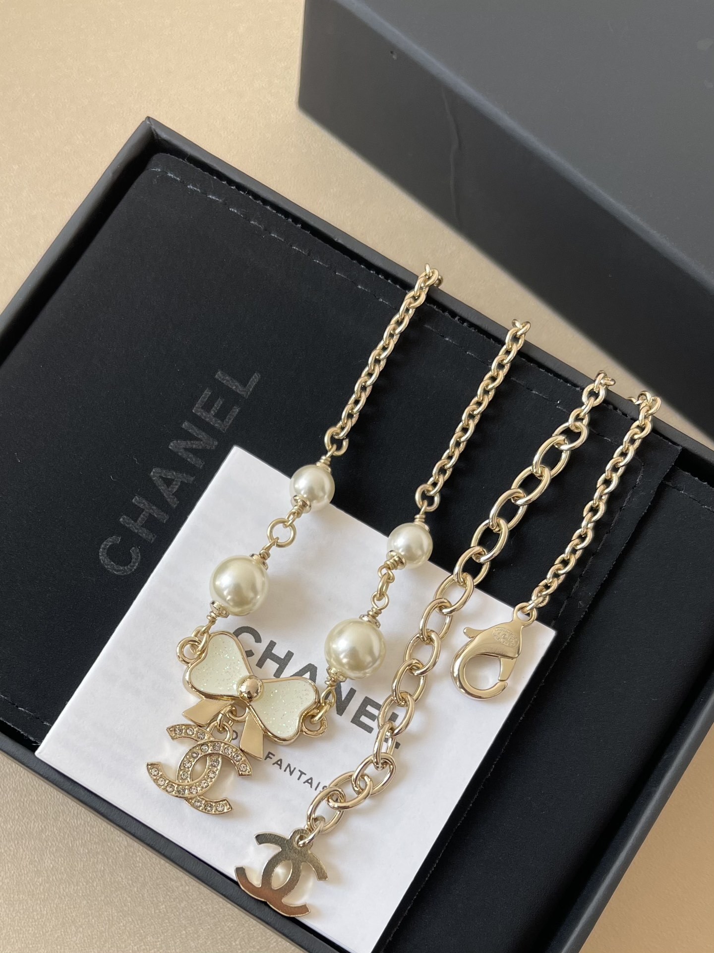 Luxury Gold CC Logo Necklace with Pearl Bow Pendant - Elegant Gift