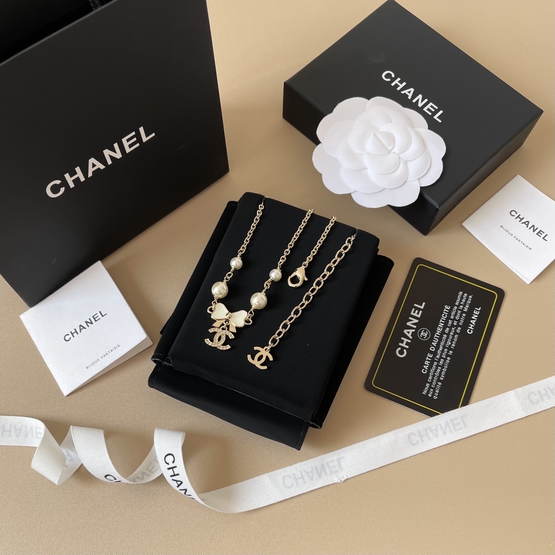 Luxury Gold CC Logo Necklace with Pearl Bow Pendant - Elegant Gift