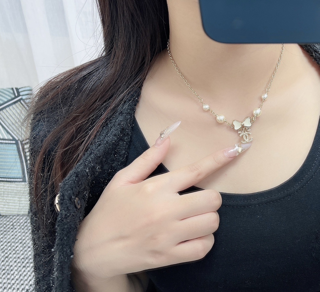 Luxury Gold CC Logo Necklace with Pearl Bow Pendant - Elegant Gift