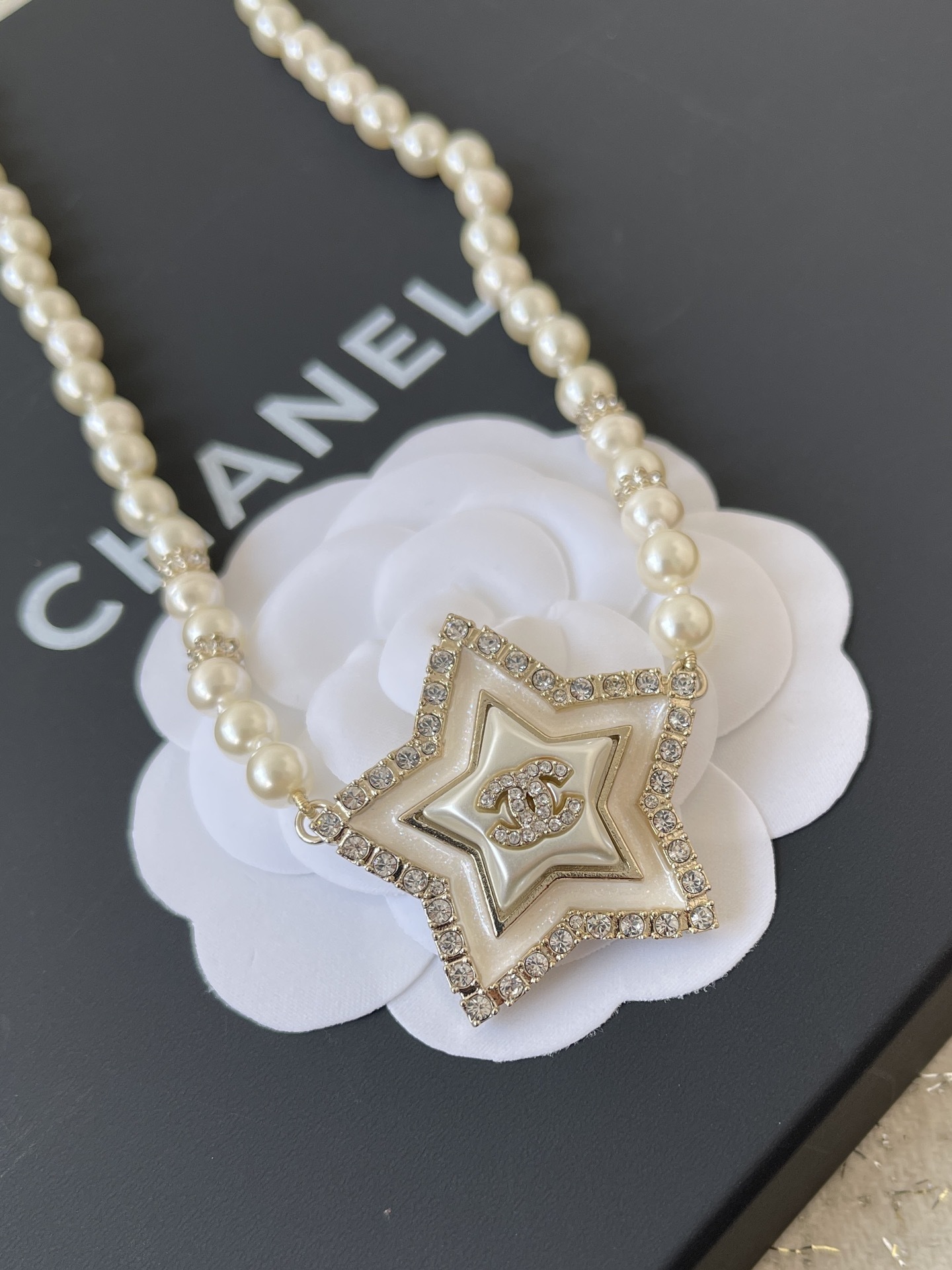 Luxury Elegant Pearl Star Pendant Necklace with Crystal Accents