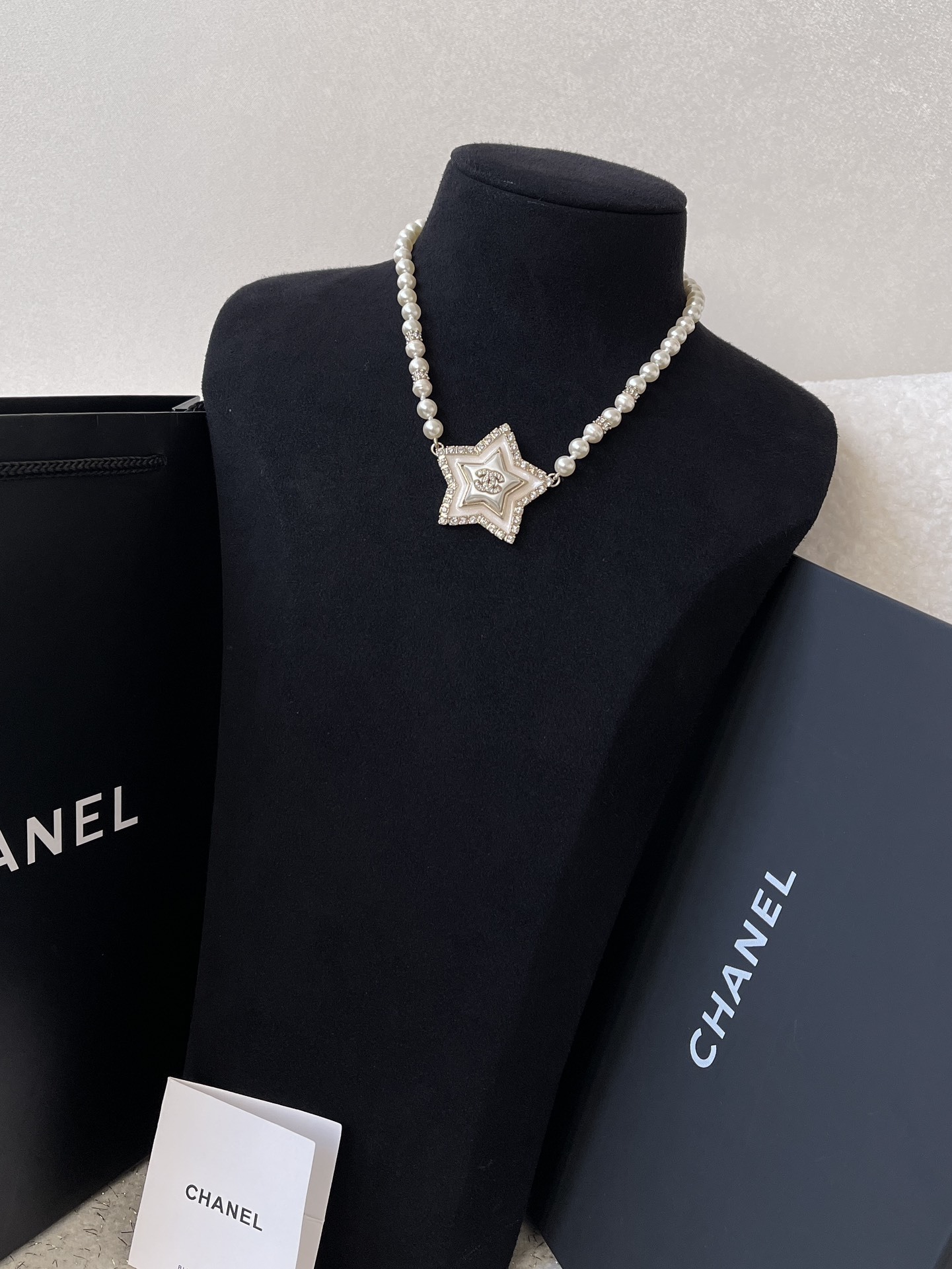 Luxury Elegant Pearl Star Pendant Necklace with Crystal Accents