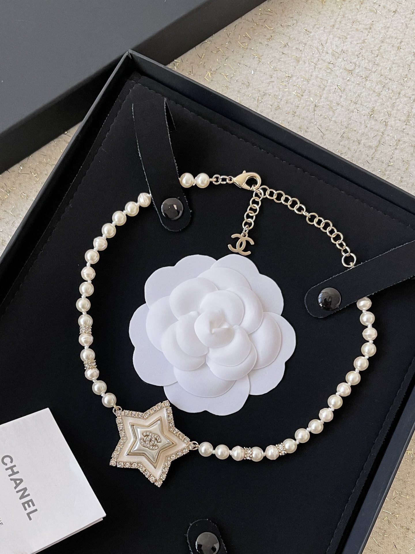 Luxury Elegant Pearl Star Pendant Necklace with Crystal Accents