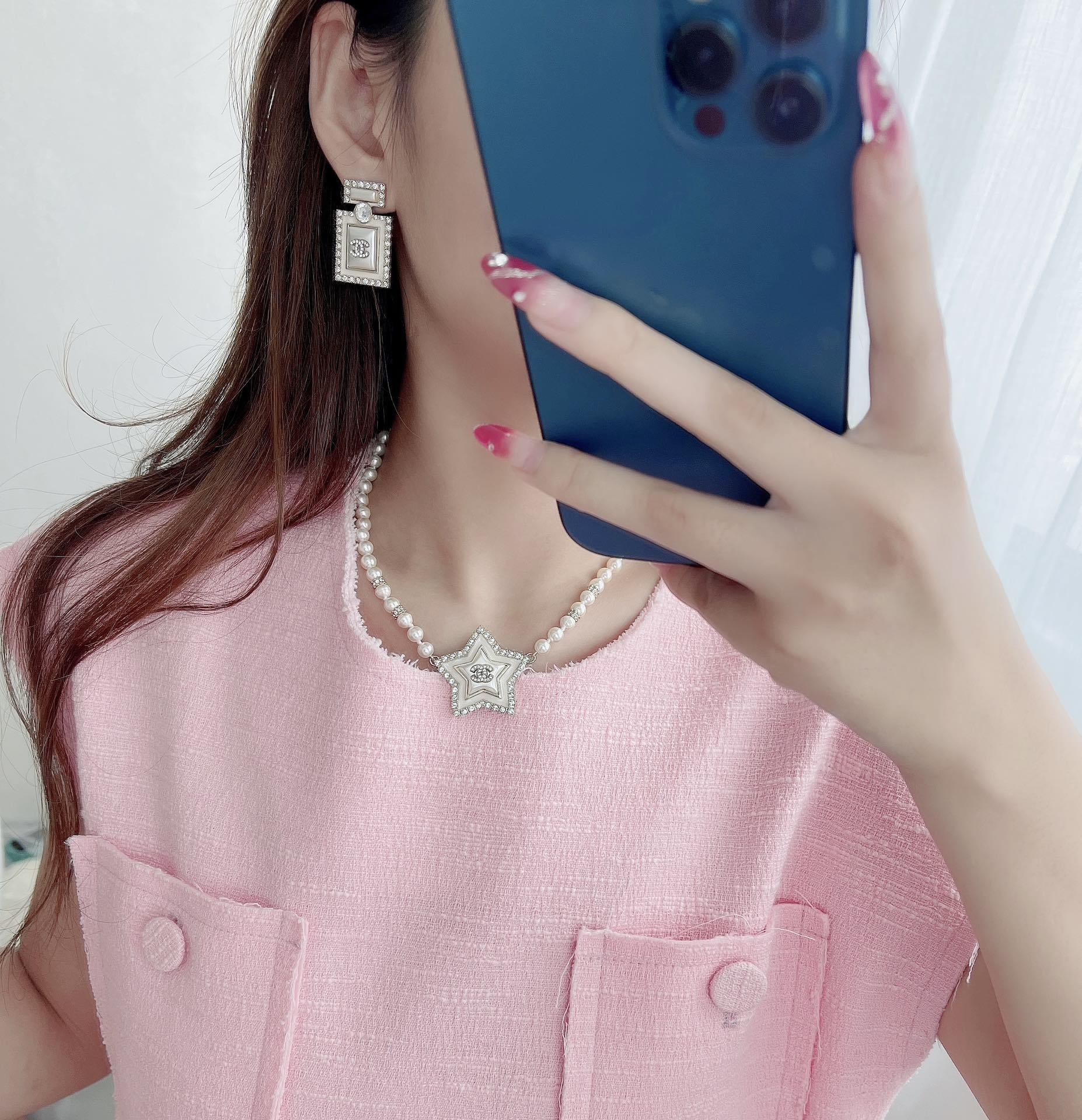 Luxury Elegant Pearl Star Pendant Necklace with Crystal Accents