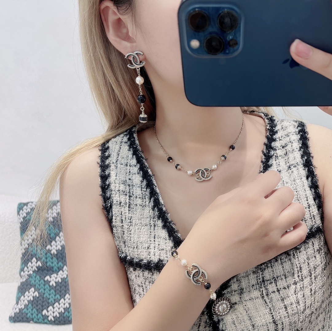 Chanel CC Logo Necklace Gold Metal Pearls & Rhinestones 2025/26