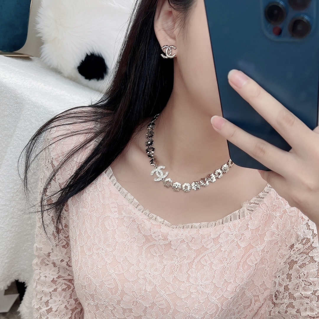 Luxury Floral Gold-Tone Choker Necklace with Sparkling CC Logo