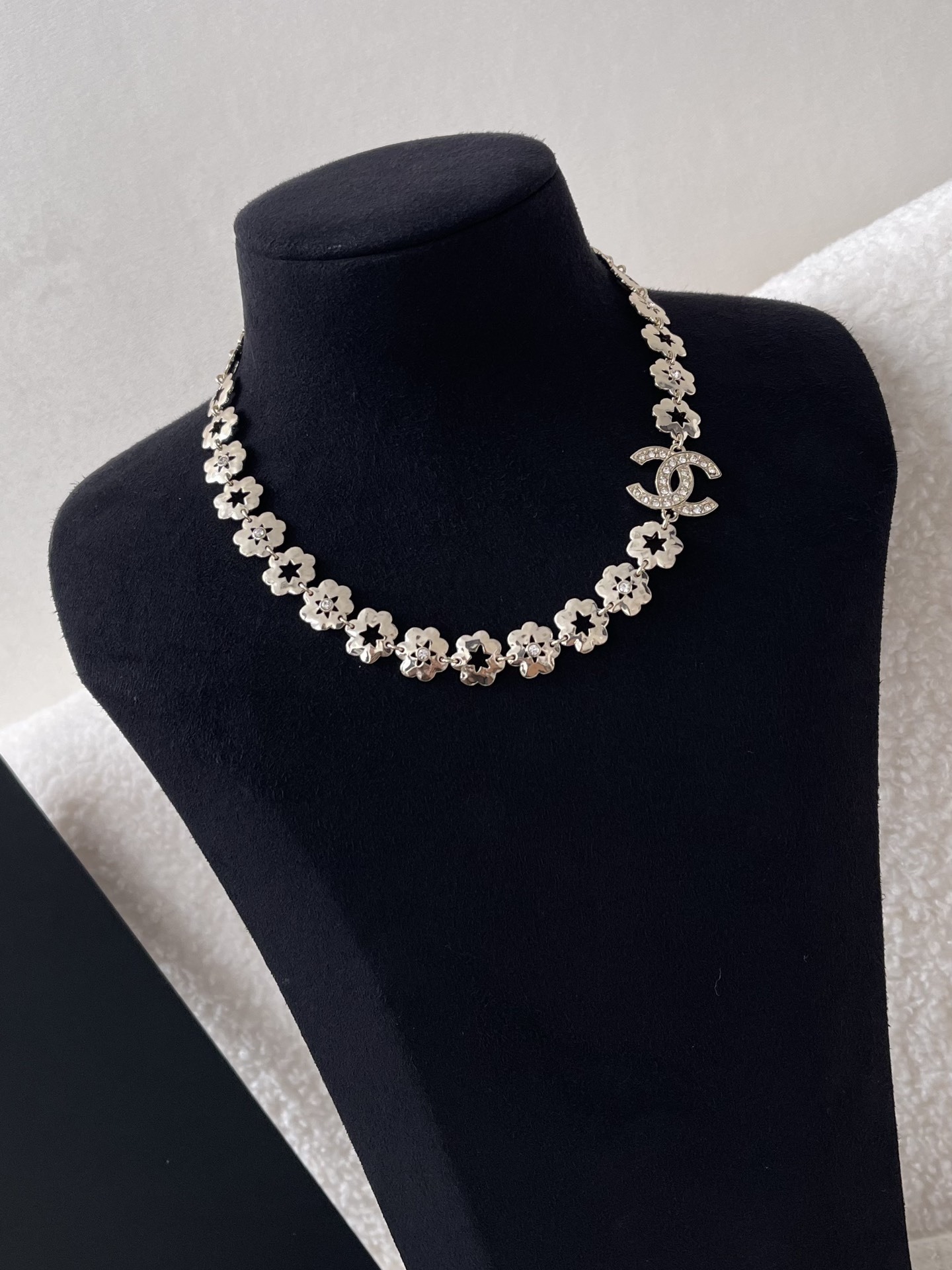 Luxury Floral Gold-Tone Choker Necklace with Sparkling CC Logo