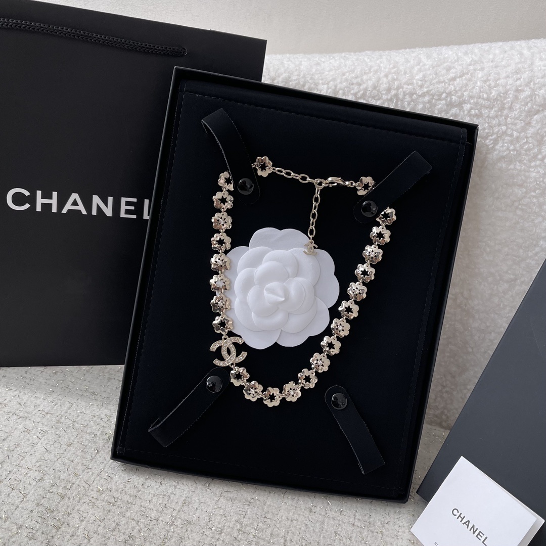 Luxury Floral Gold-Tone Choker Necklace with Sparkling CC Logo