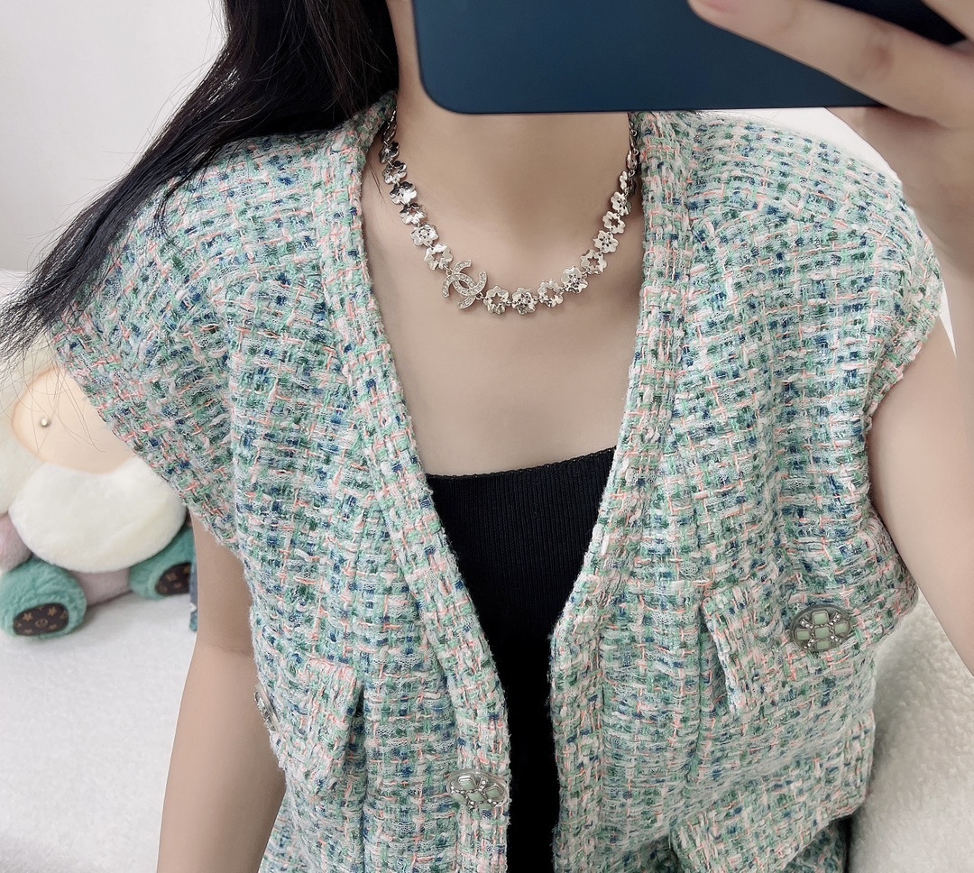 Luxury Floral Gold-Tone Choker Necklace with Sparkling CC Logo