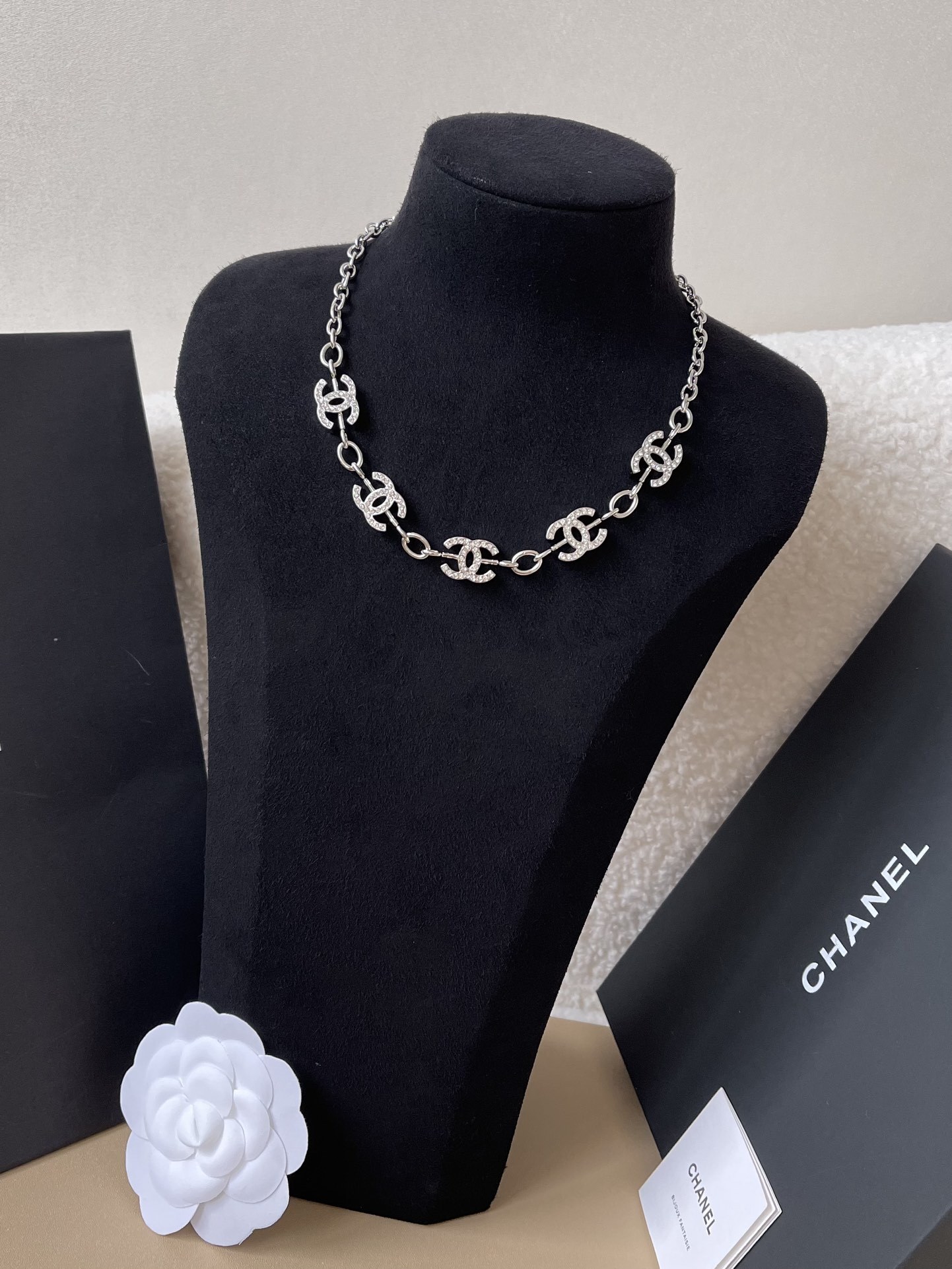 Luxury Silver CC Logo Crystal Choker Necklace for Women