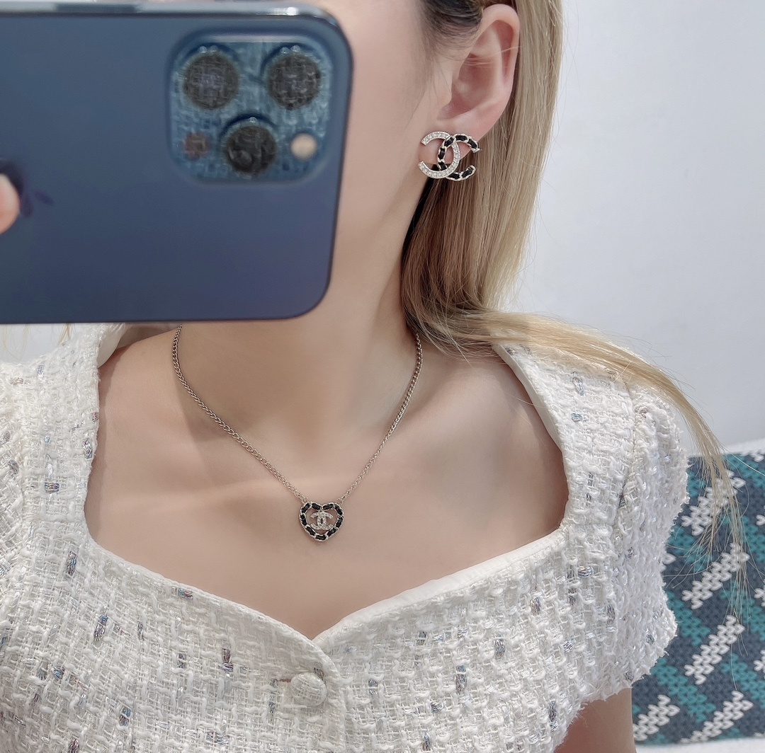 Chanel CC Heart Pendant Necklace - Gold Metal & Black Calfskin