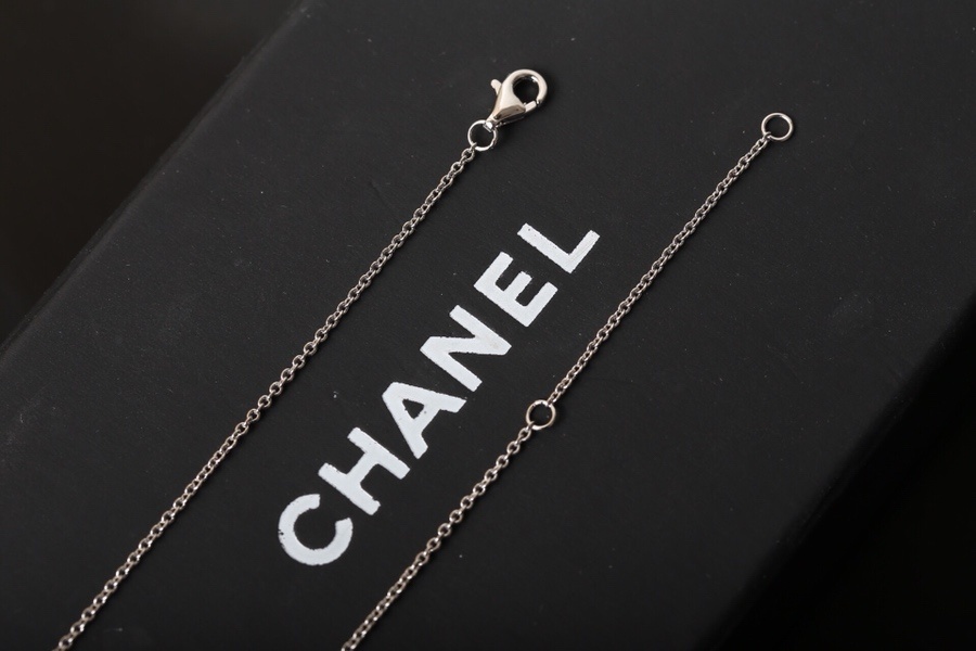 Luxury Silver Star & Ribbon Pendant Necklace with Crystals