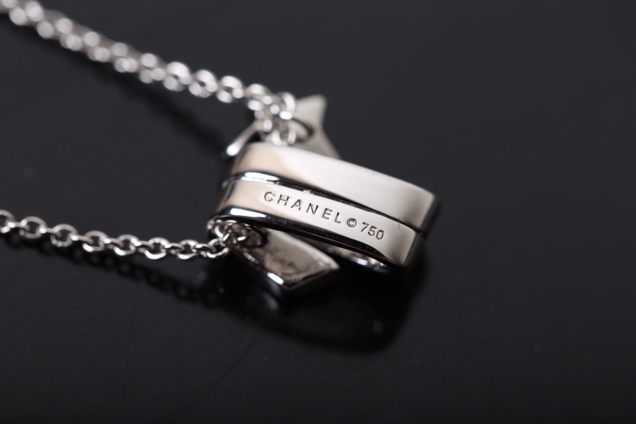 Luxury Silver Star & Ribbon Pendant Necklace with Crystals