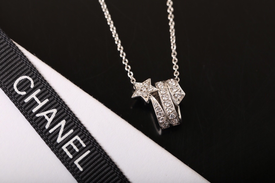 Luxury Silver Star & Ribbon Pendant Necklace with Crystals