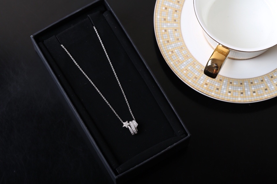 Luxury Silver Star & Ribbon Pendant Necklace with Crystals