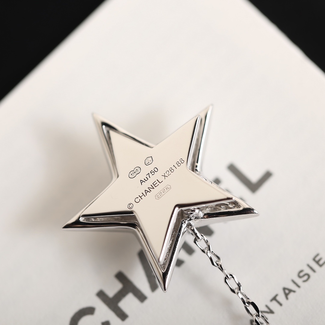 Elegant Star Pendant Double Layered Necklace with Sparkling Crystals