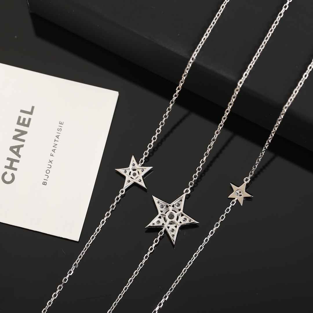 Elegant Star Pendant Double Layered Necklace with Sparkling Crystals