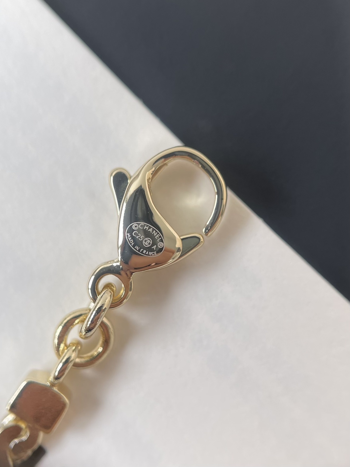 Luxury CC Logo Gold Necklace with Pastel Beads - Elegant Gift Set