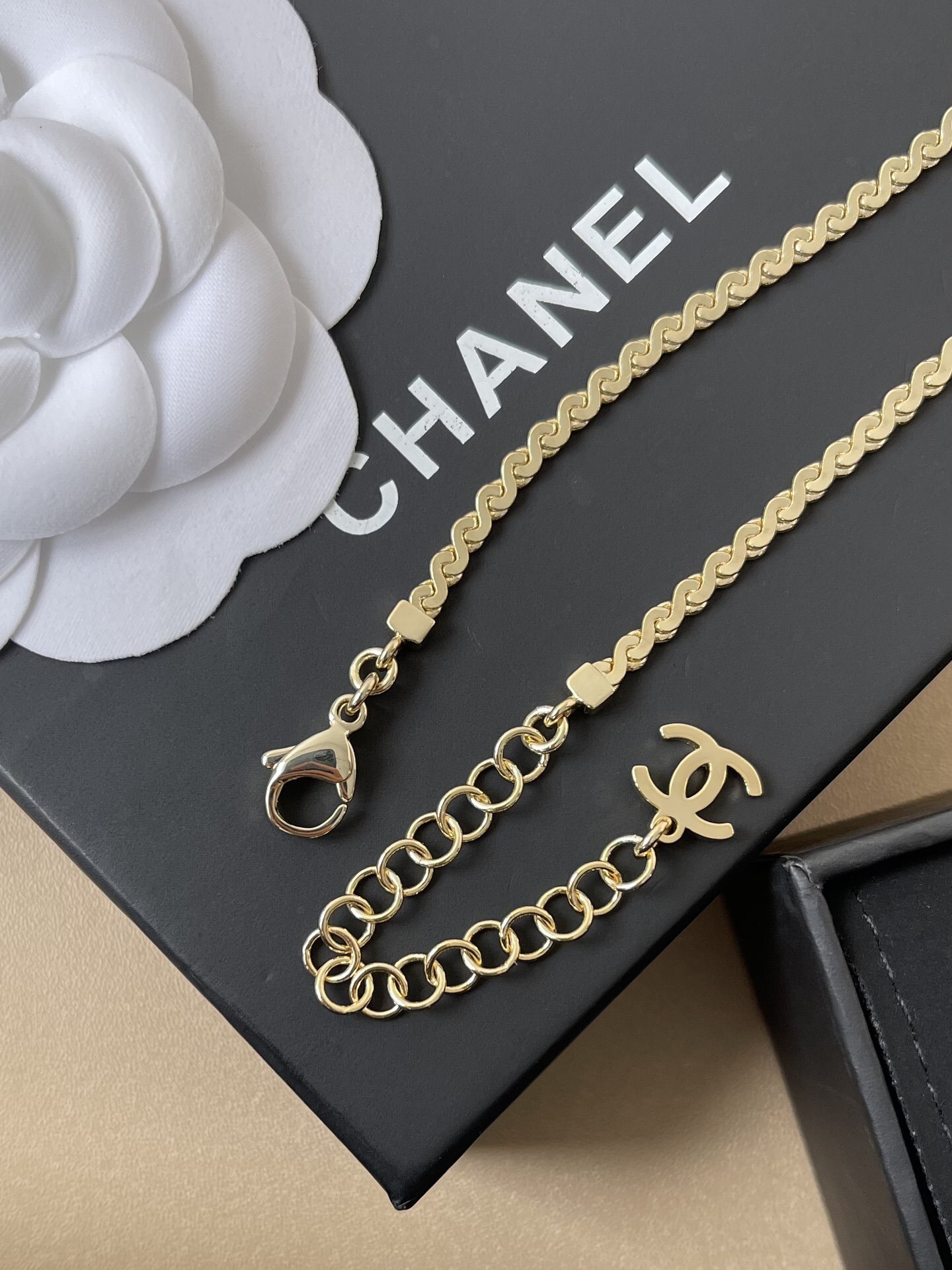 Luxury CC Logo Gold Necklace with Pastel Beads - Elegant Gift Set
