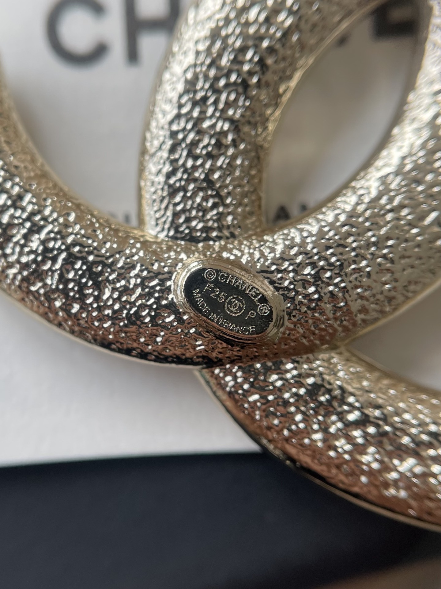 Luxury Interlocking CC Crystal & Pearl Brooch - Elegant Fashion Pin