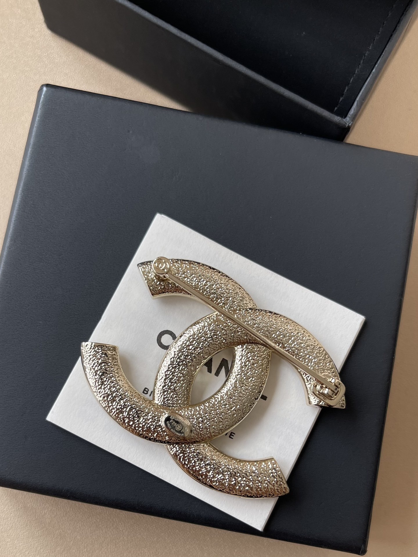 Luxury Interlocking CC Crystal & Pearl Brooch - Elegant Fashion Pin