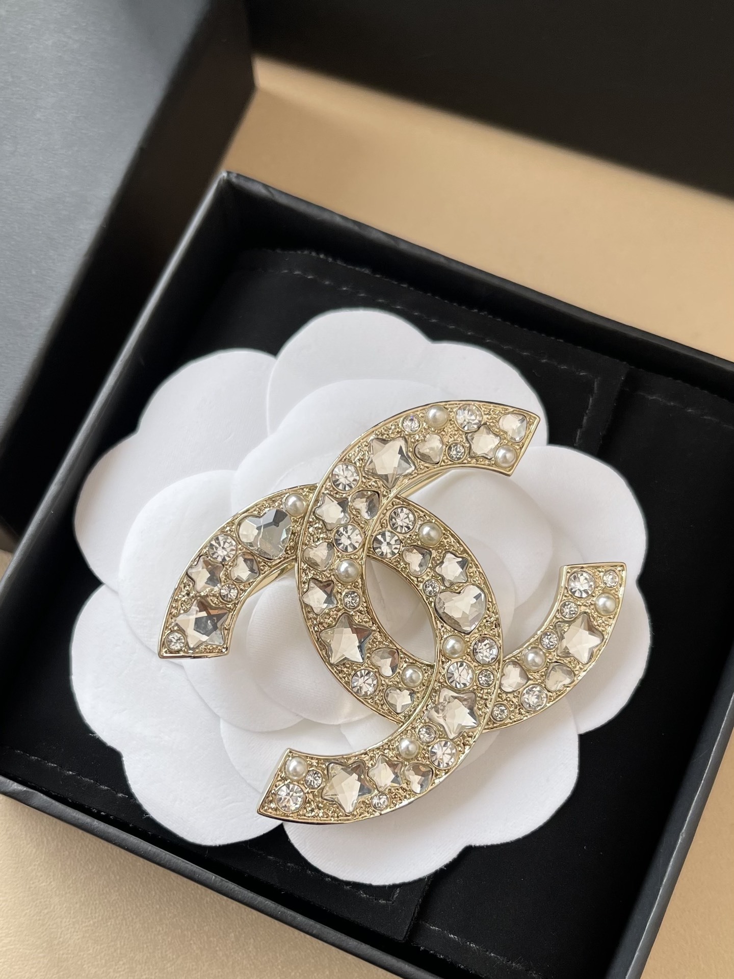 Luxury Interlocking CC Crystal & Pearl Brooch - Elegant Fashion Pin