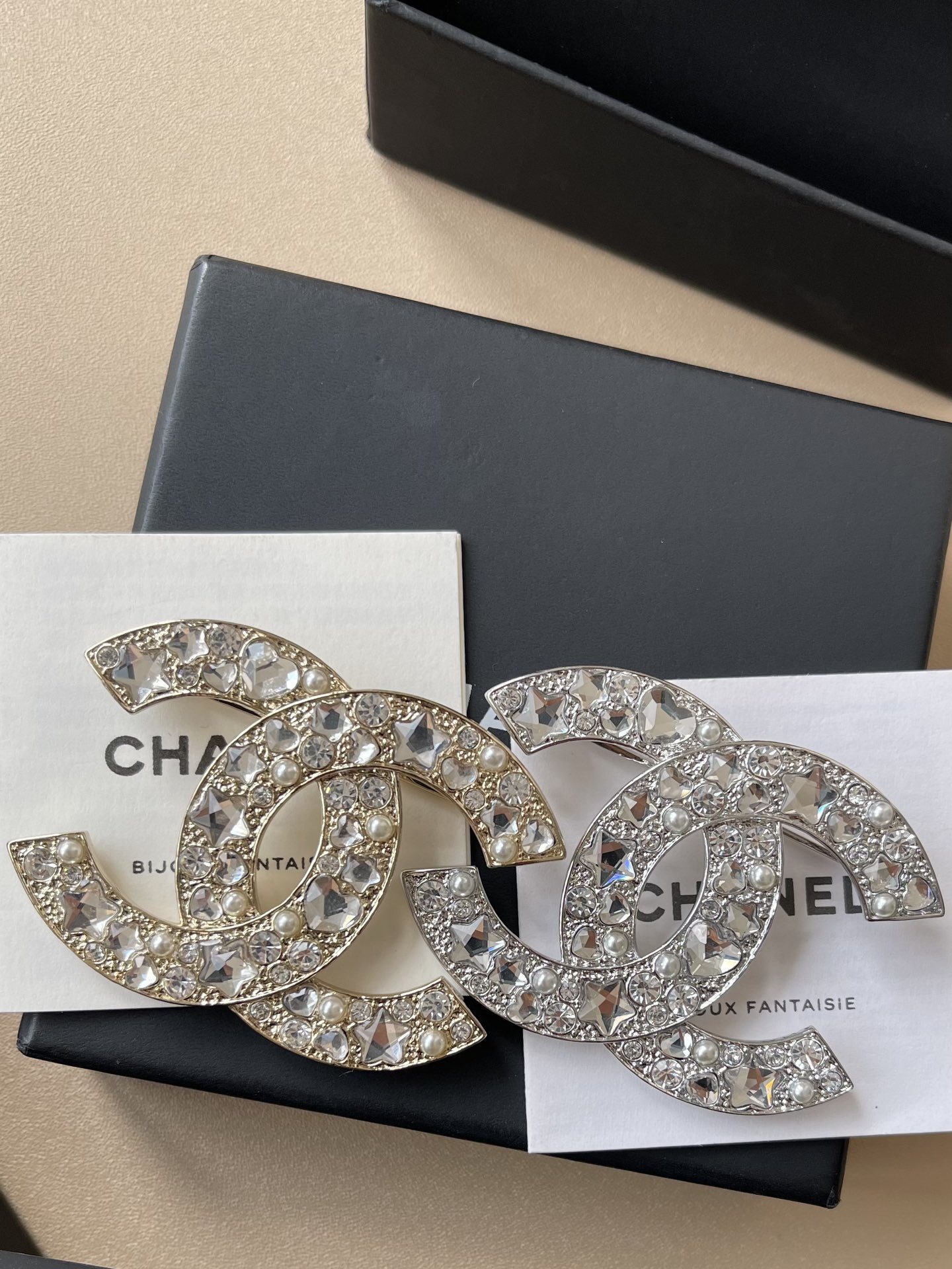 Luxury Interlocking CC Crystal & Pearl Brooch - Elegant Fashion Pin