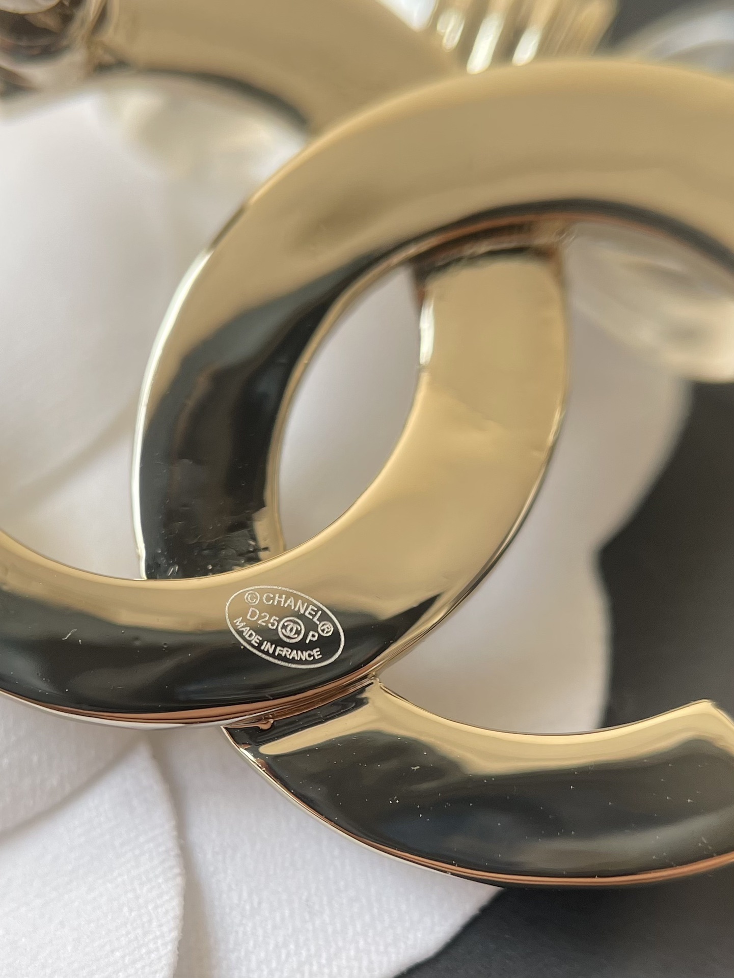 Elegant Gold-Tone CC Interlocking Brooch with Transparent Bow