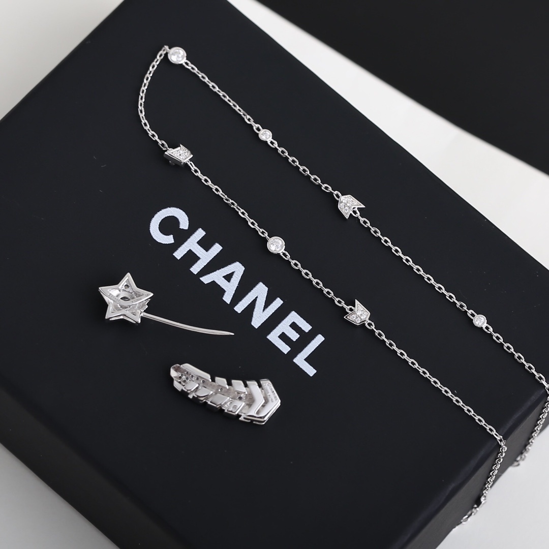Luxury Chanel Comète Shooting Star Necklace in Silver with Crystals