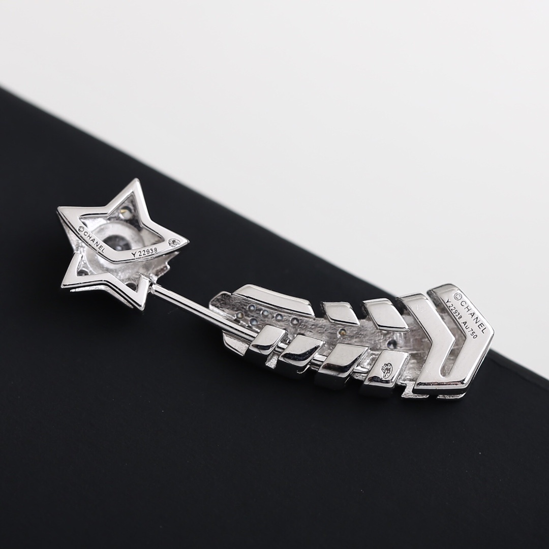 Luxury Chanel Comète Shooting Star Necklace in Silver with Crystals