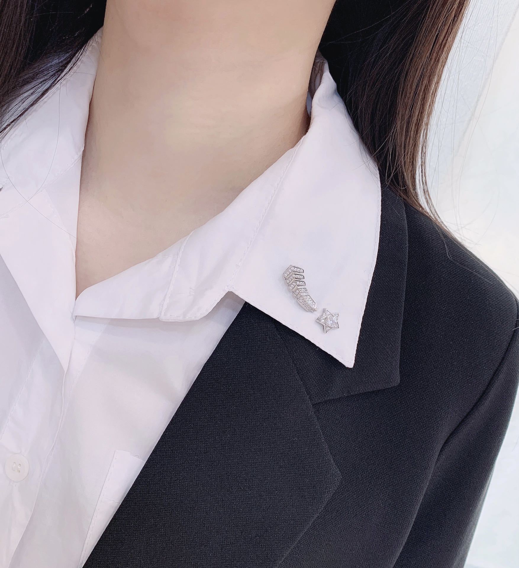 Luxury Chanel Comète Shooting Star Necklace in Silver with Crystals