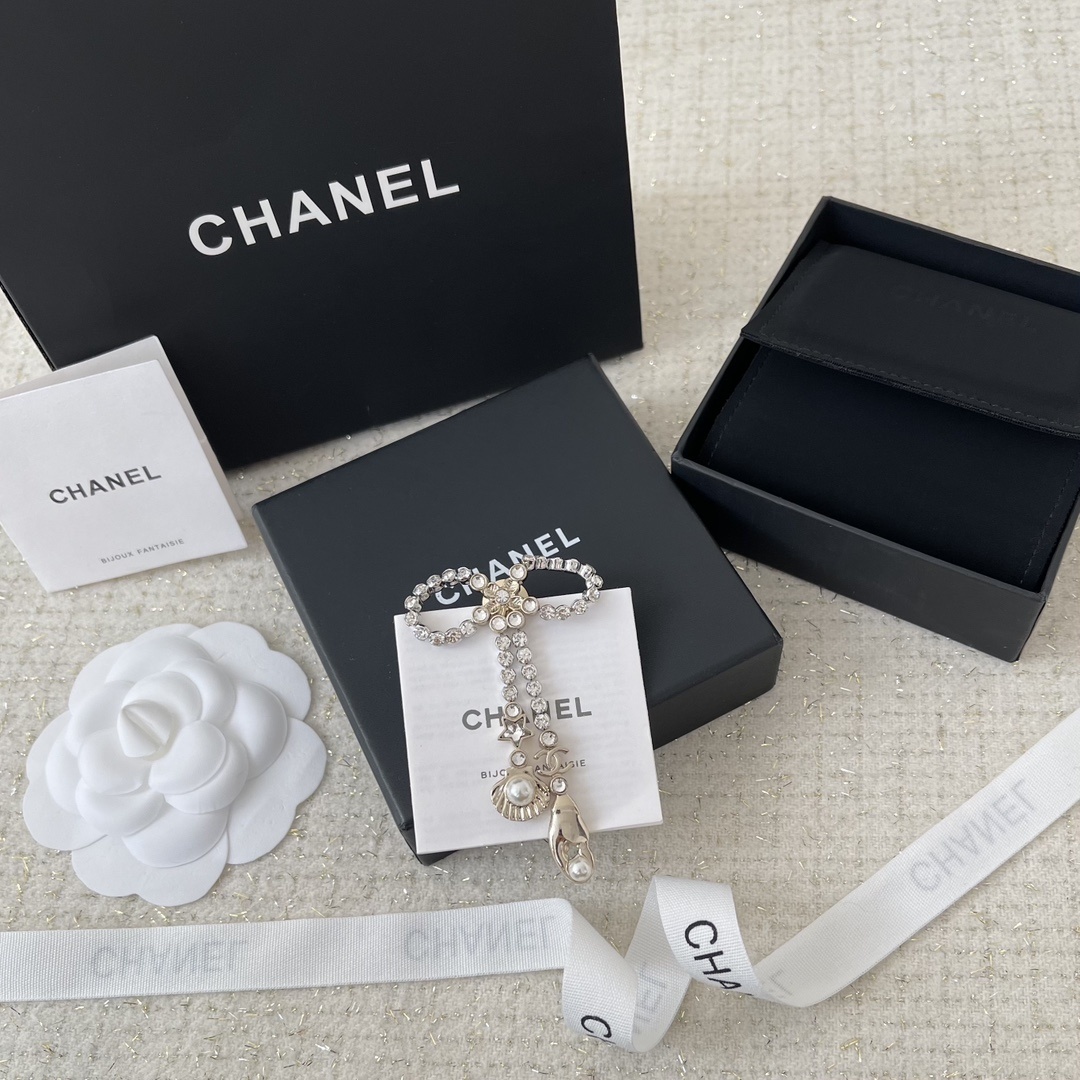 Luxury Crystal Bow Brooch with Pearl Charms and Designer Logo