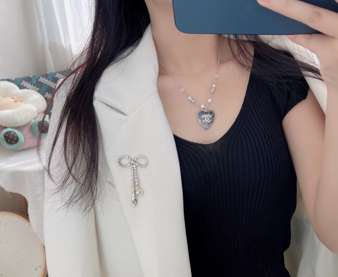 Luxury Crystal Bow Brooch with Pearl Charms and Designer Logo