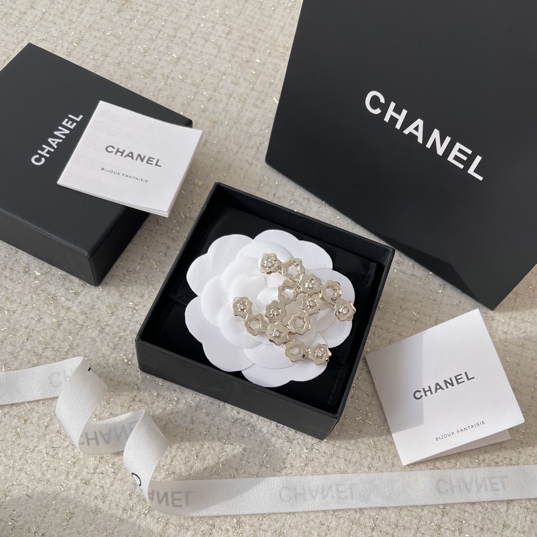 Elegant Camellia Floral Brooch - Gold Metal & Strass Crystal Pin