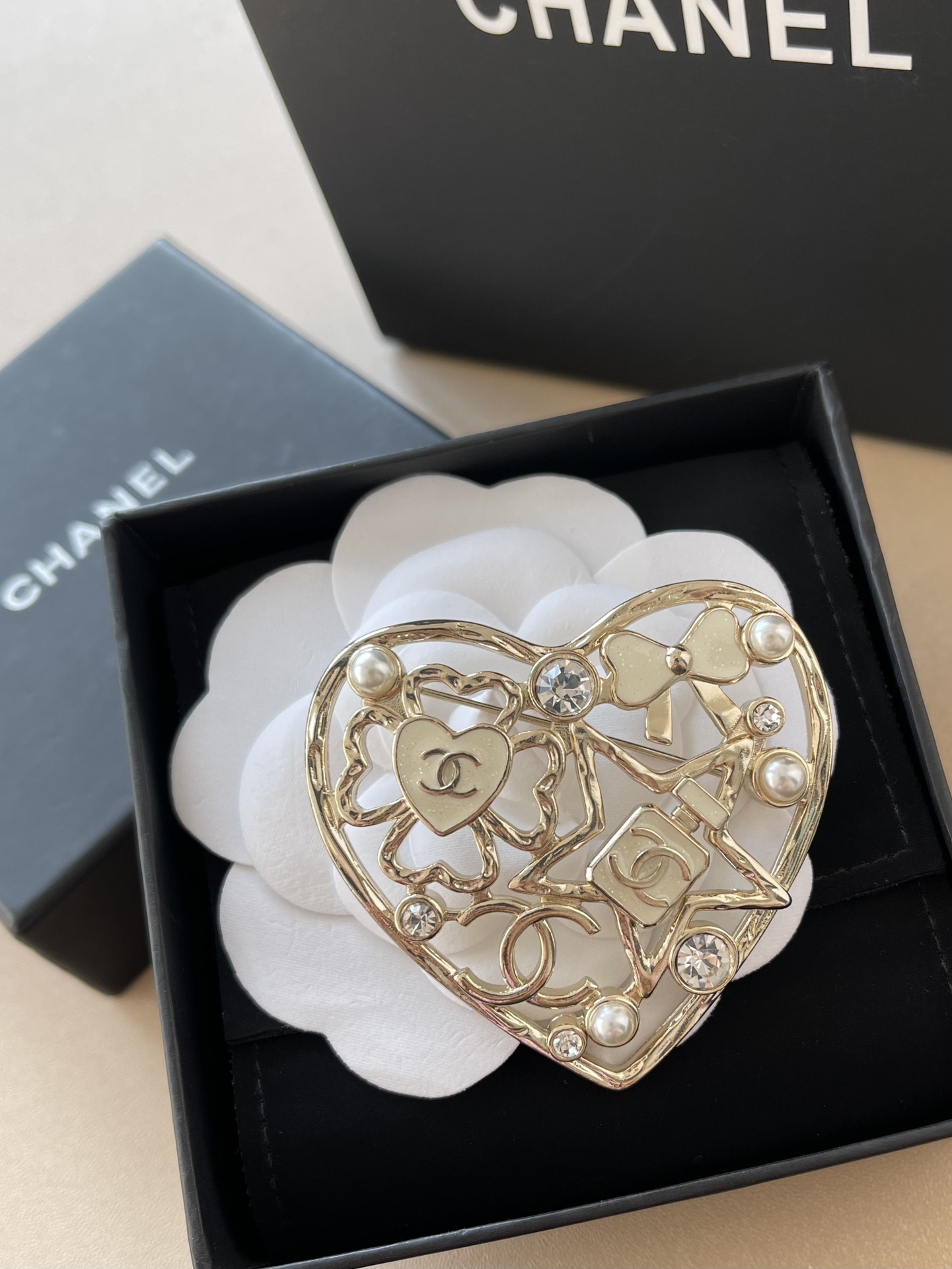 Luxury Gold Heart Brooch with Pearls and Crystals Elegant Jewelry