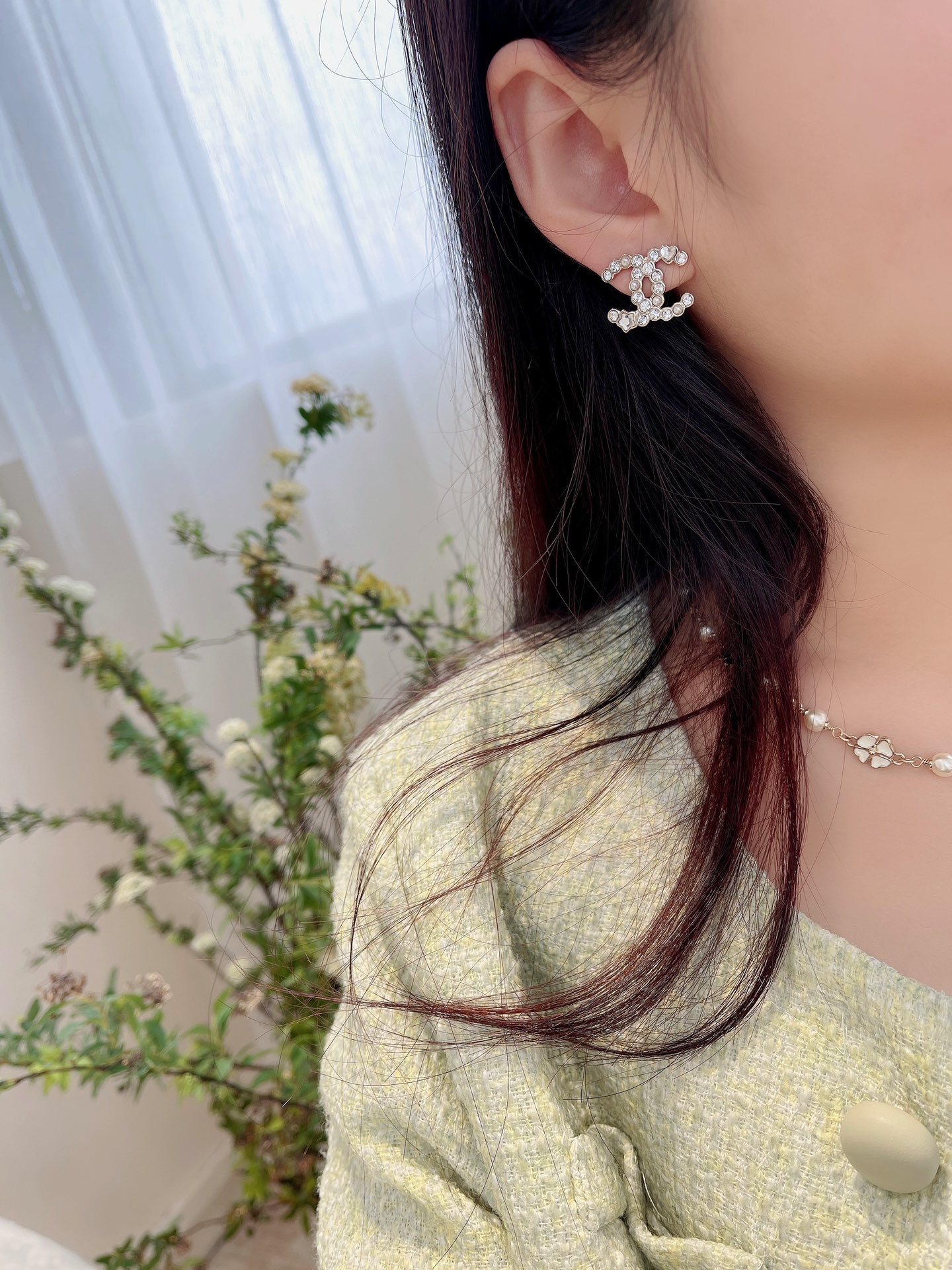 Elegant Crystal & Pearl Double C Logo Stud Earrings