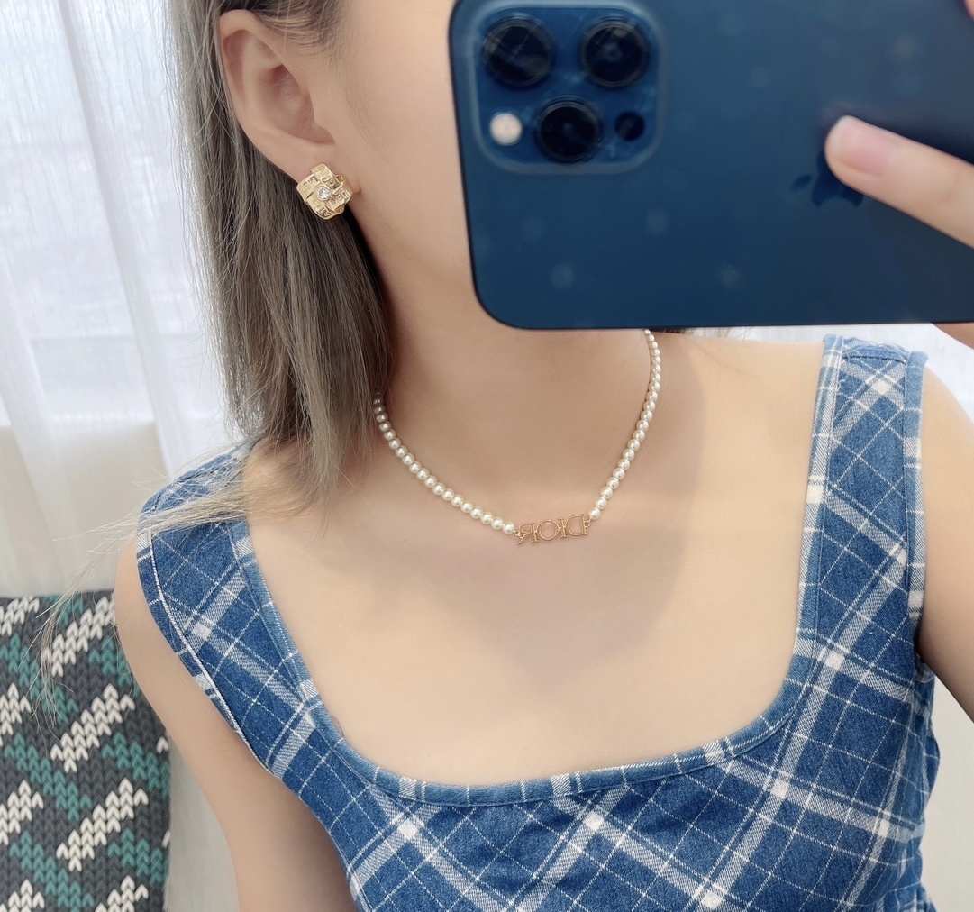 Luxury Chanel Gold-Tone Crystal Square Ribbon Stud Earrings